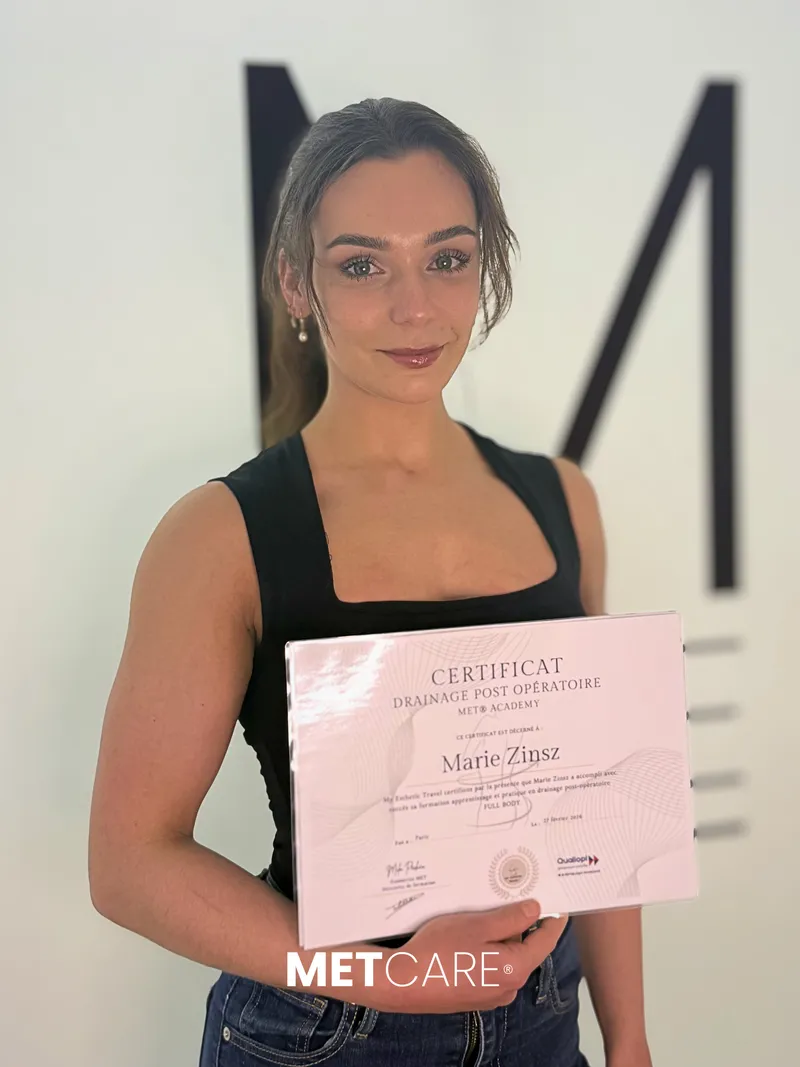 Participante avec son certificat METCARE®