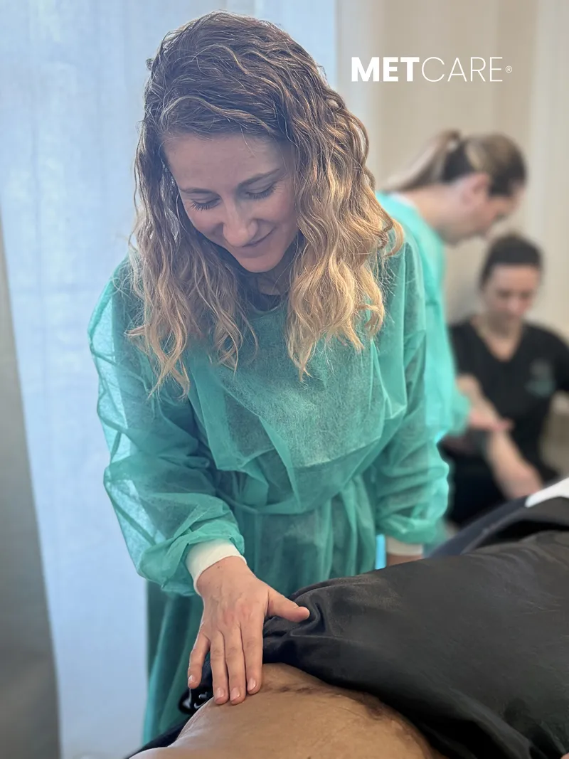 Praticienne souriante pendant la formation