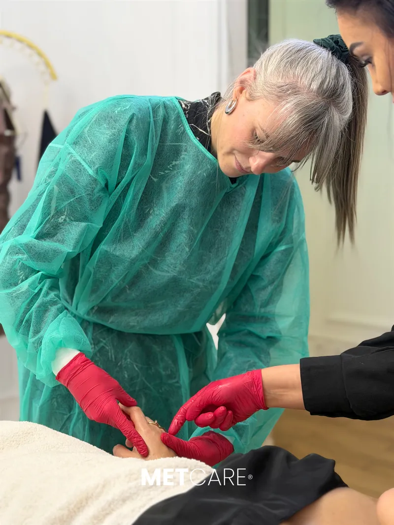 Praticienne appliquant un soin pendant une formation METCARE®