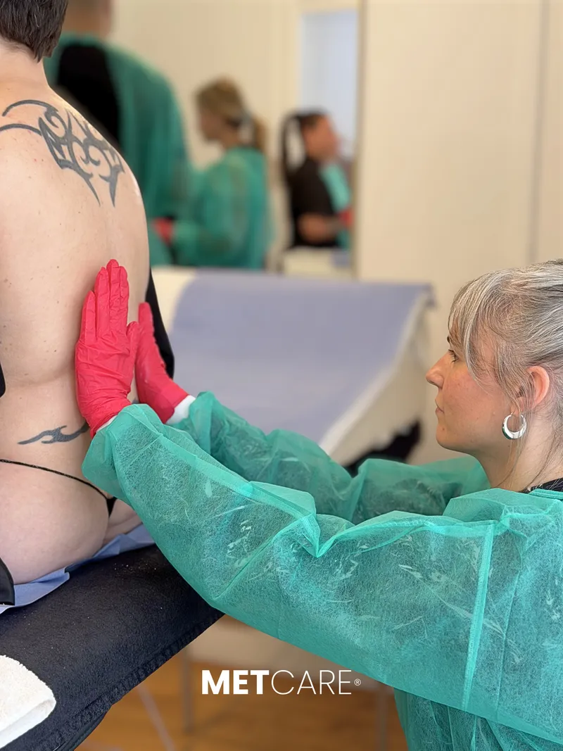 Praticiennes au travail pendant la mise en pratique