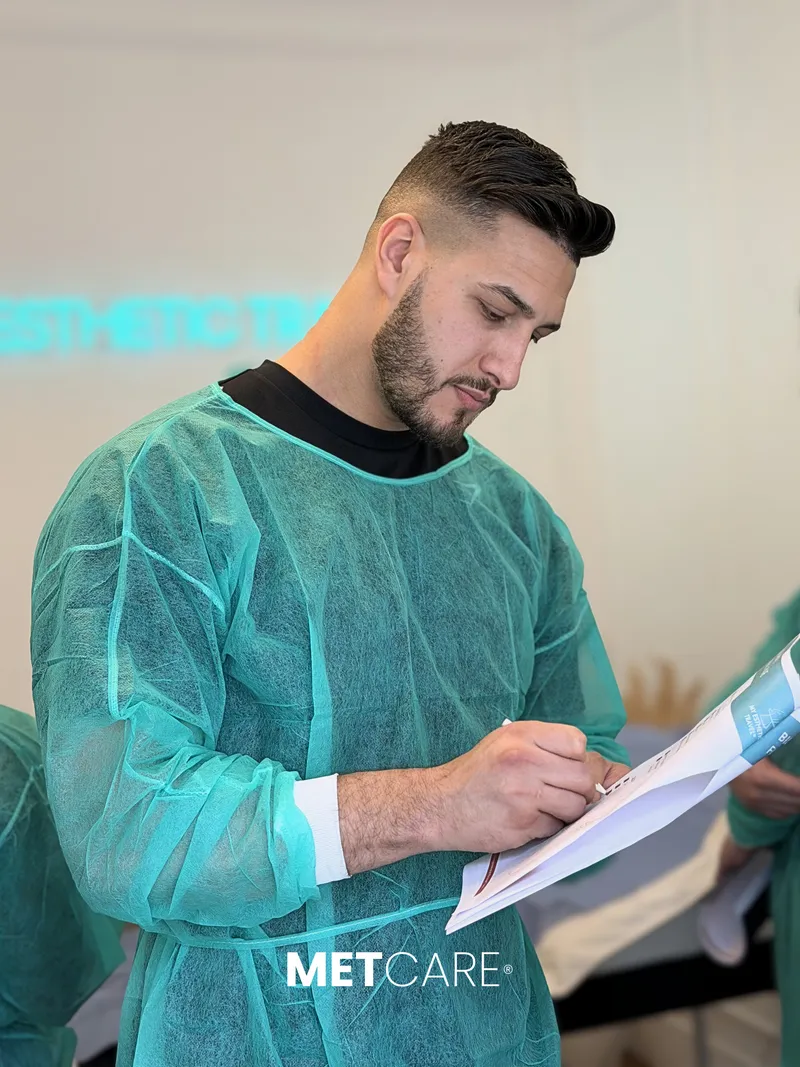 Praticien complétant son protocole pendant la formation