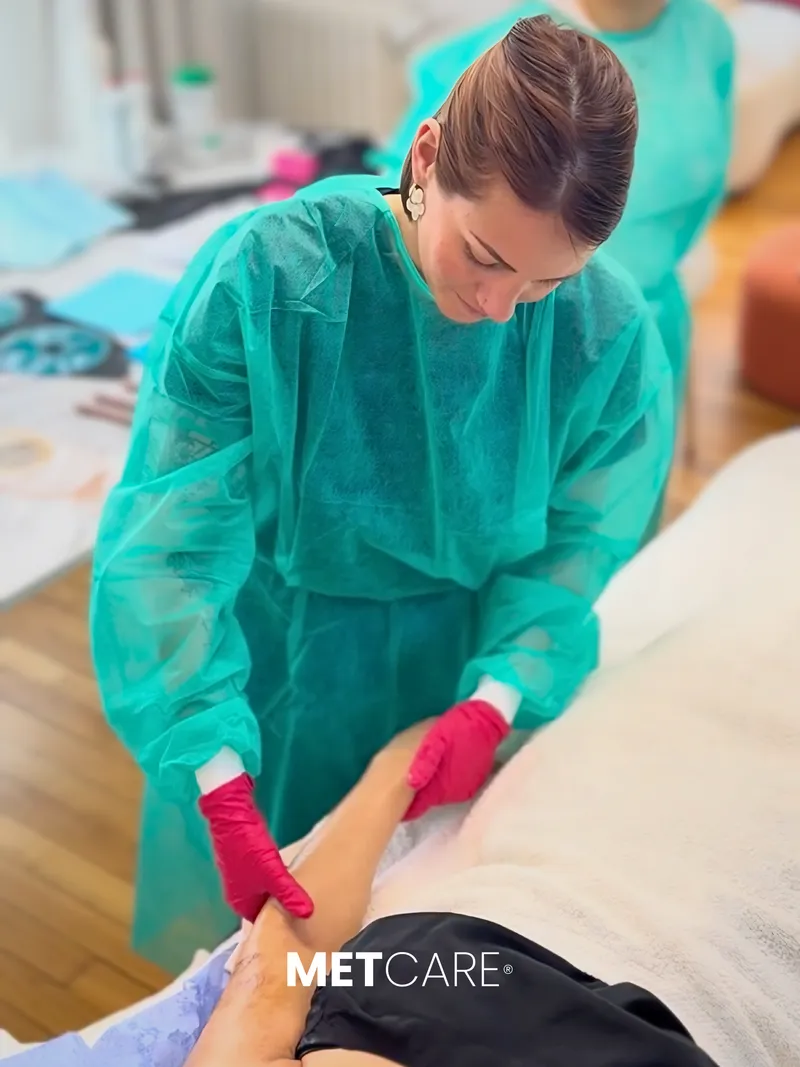 Praticienne pendant sa mise en pratique