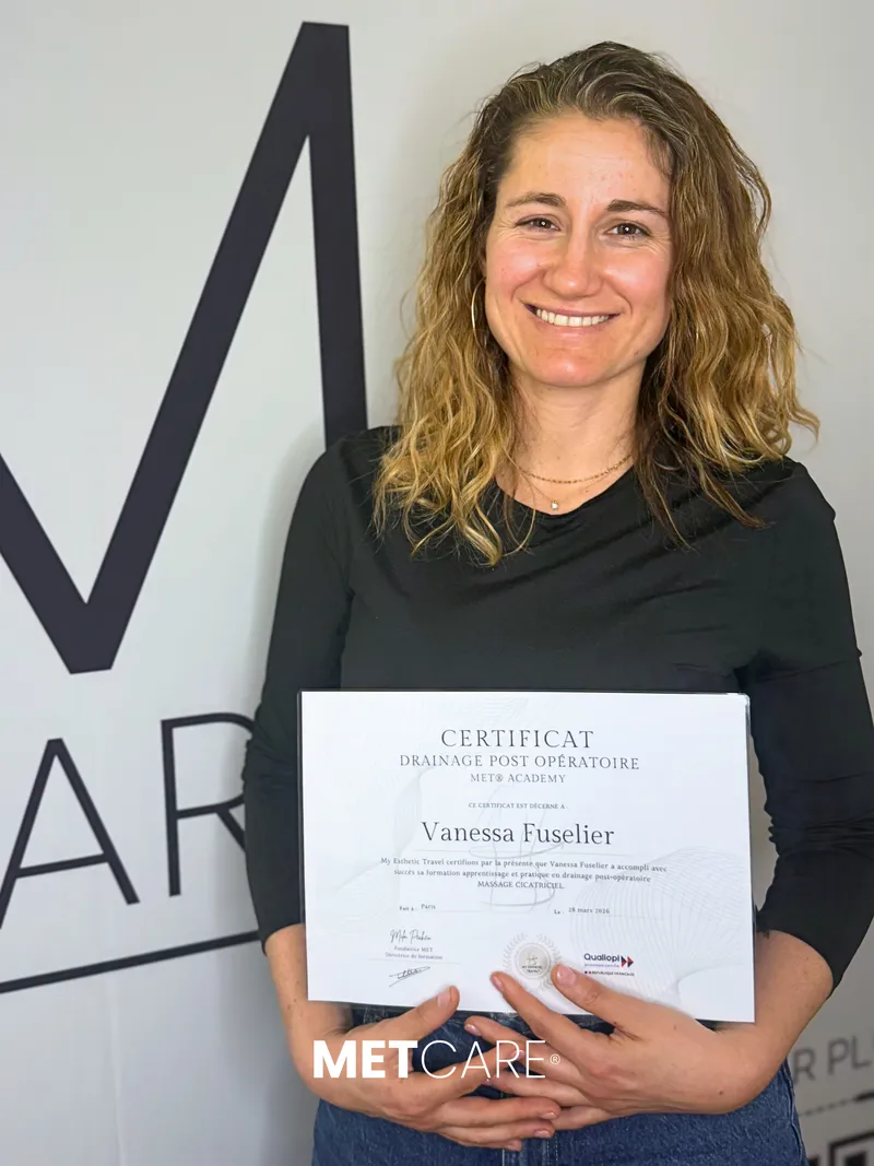 Participante avec son certificat METCARE®